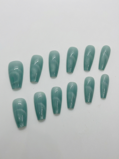 Aurora Magnetic Press-On Nails With Application Kit