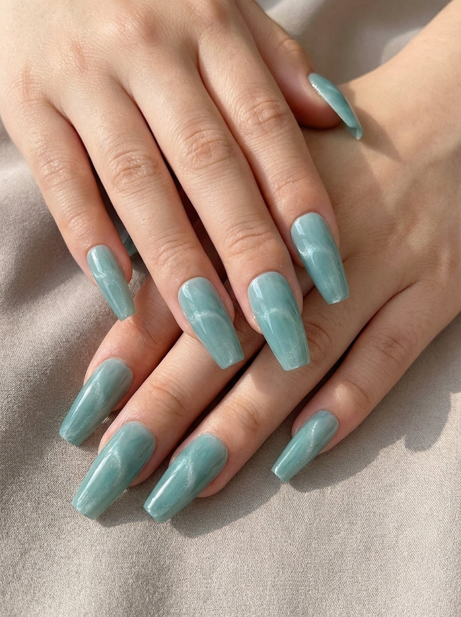 Aurora Magnetic Press-On Nails With Application Kit